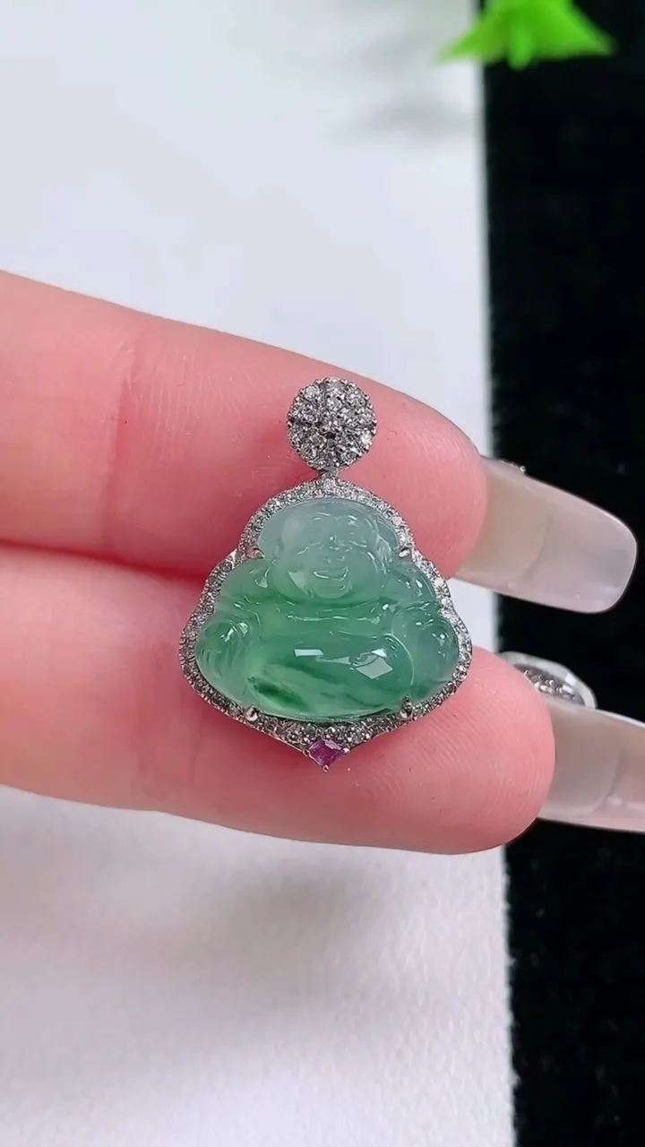 天然A货翡翠种飘花佛公吊坠，尺寸22.3-16.8-8，裸石12-14.6重量:3.51g
1月27