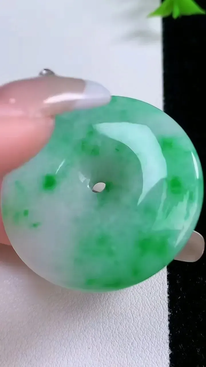 天然A货翡翠平安扣吊坠，尺寸40-6.4，重量:23.00g
1月27日