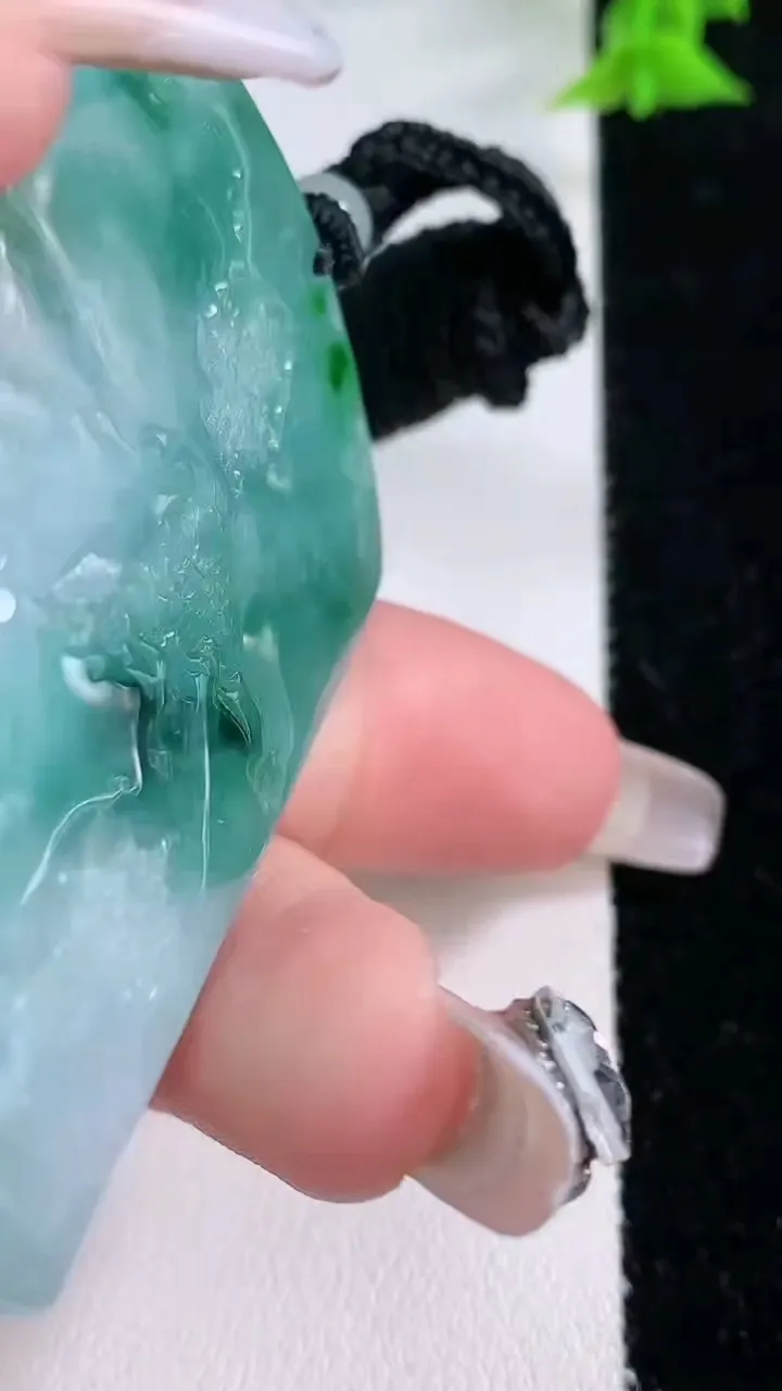 天然A货翡翠牌吊坠，尺寸58.8-39.2-6.2，重量:36.00g
1月27日