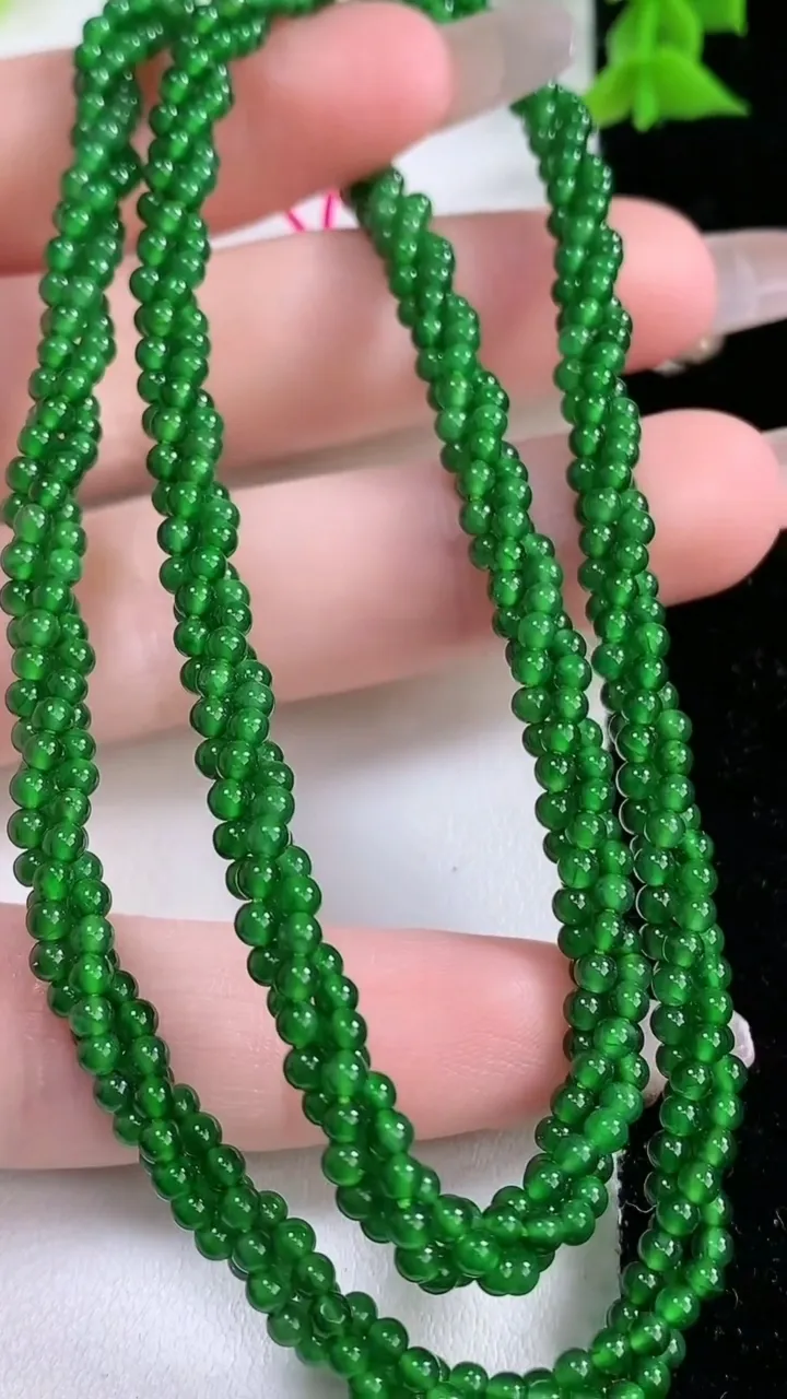天然A货翡翠小米珠三排项链，尺寸2.5，重量:16.41g1月27日
工厂直销收藏佳品,种好水足，色泽均匀，有种有色，上手高大气！