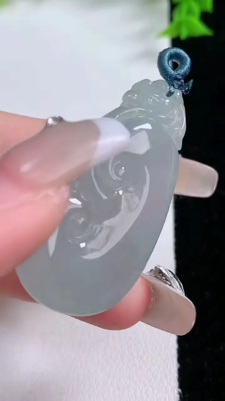 天然A货翡翠如意吊坠，尺寸41.7-22-7.8，重量:14.24g
1月27日