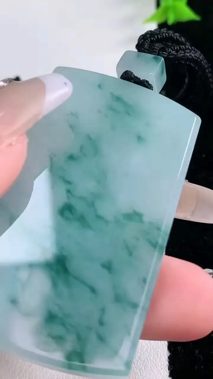 天然A货翡翠飘花无事牌吊坠，尺寸53.2-35.8-5.9，重量:38.55g
1月27日