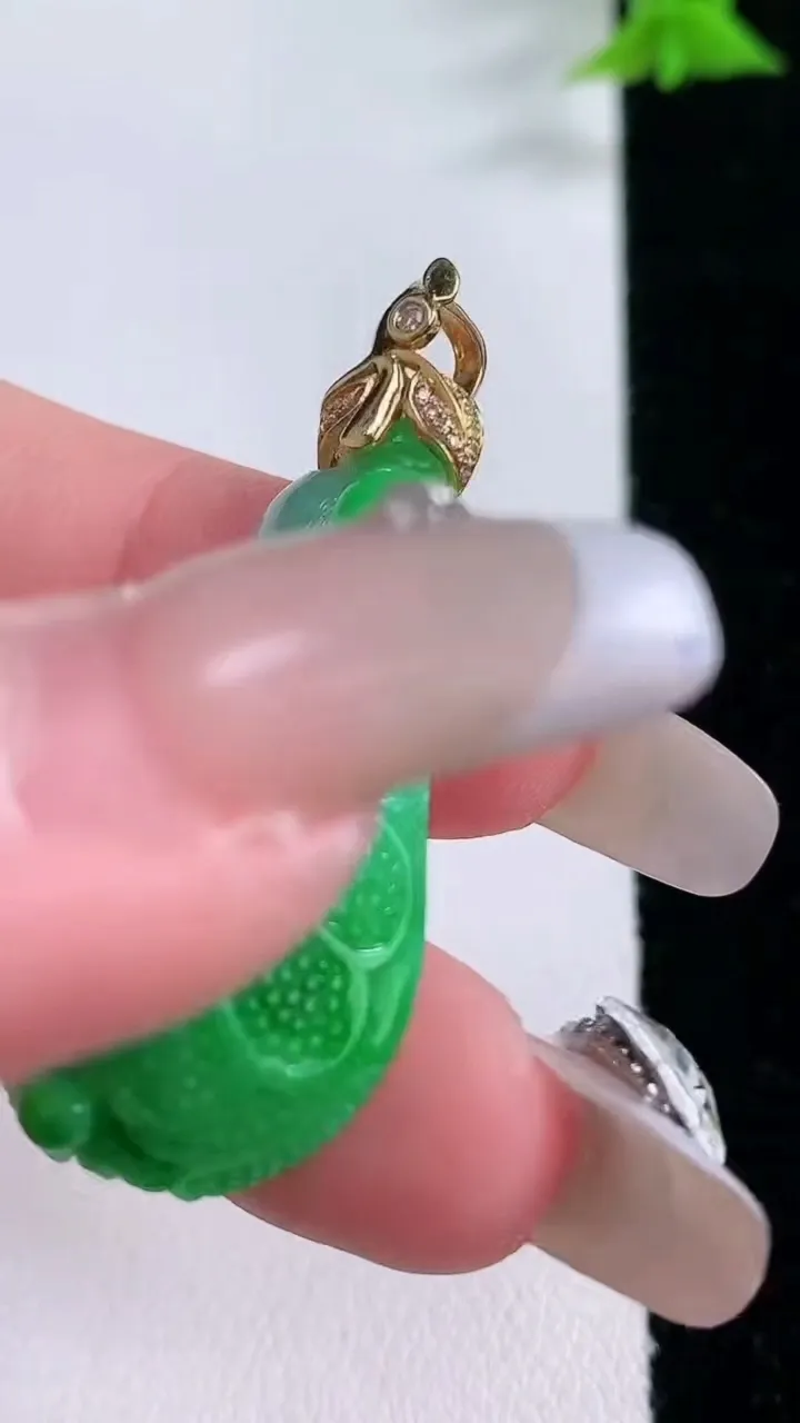 天然A货翡翠白菜吊坠，尺寸32.8-18.4-9.4，重量:9.06g
1月27日