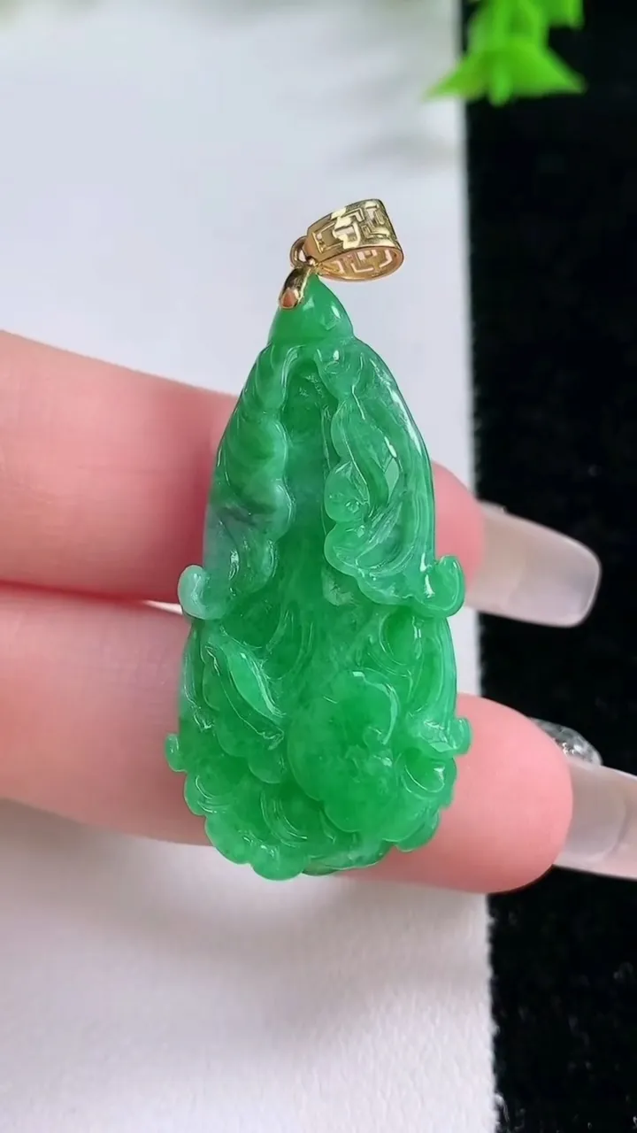 天然A货翡翠白菜吊坠，尺寸33.4-19-11，重量:10.00g
1月27日