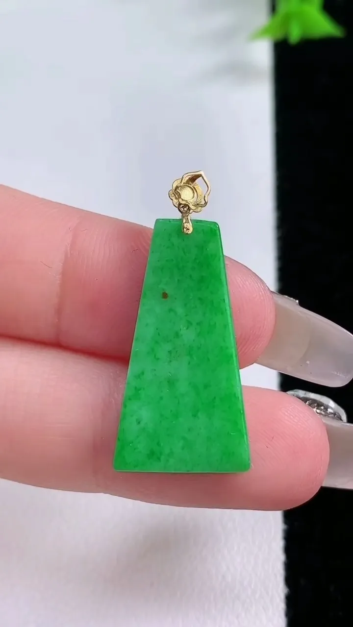 天然A货翡翠无事牌吊坠，尺寸25.2-13.6-2，重量:2.00g
1月27日