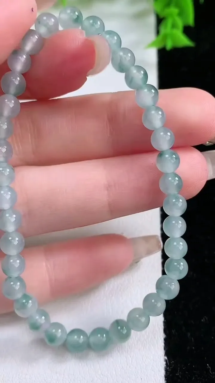 天然A货翡翠种飘花圆珠手串，尺寸5-36颗，重量:8.23g1月27日
工厂直销收藏佳品,种好水足，色泽均匀，有种有色，上手高大气！