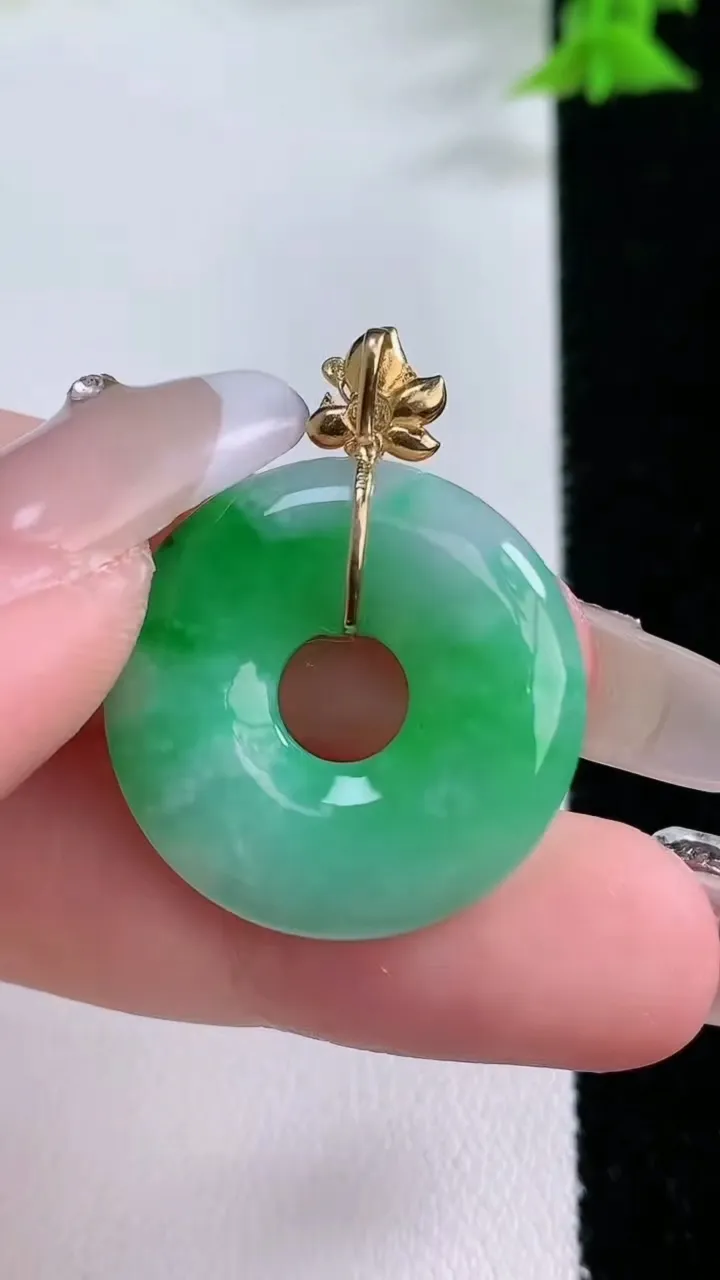 天然A货翡翠平安环吊坠，尺寸24-4.5，重量:5.57g
1月27日