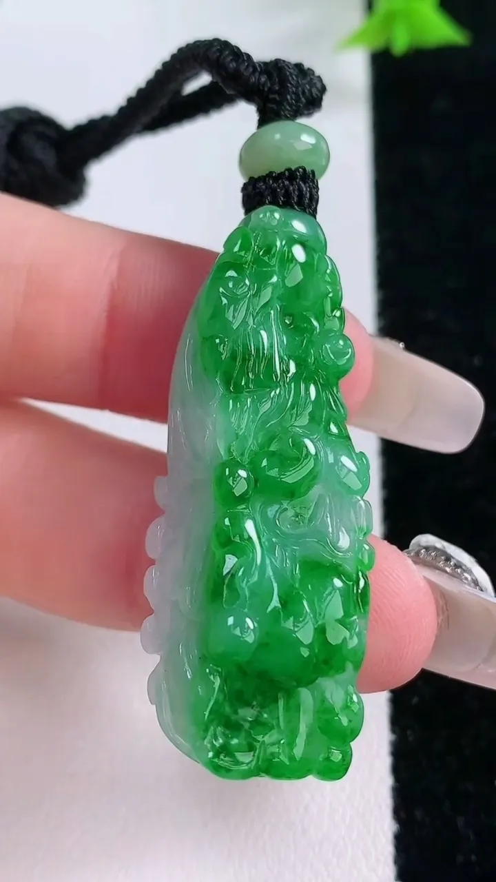 天然A货翡翠白菜吊坠，尺寸42.4-17.2-9.6，重量:14.28g
1月27日