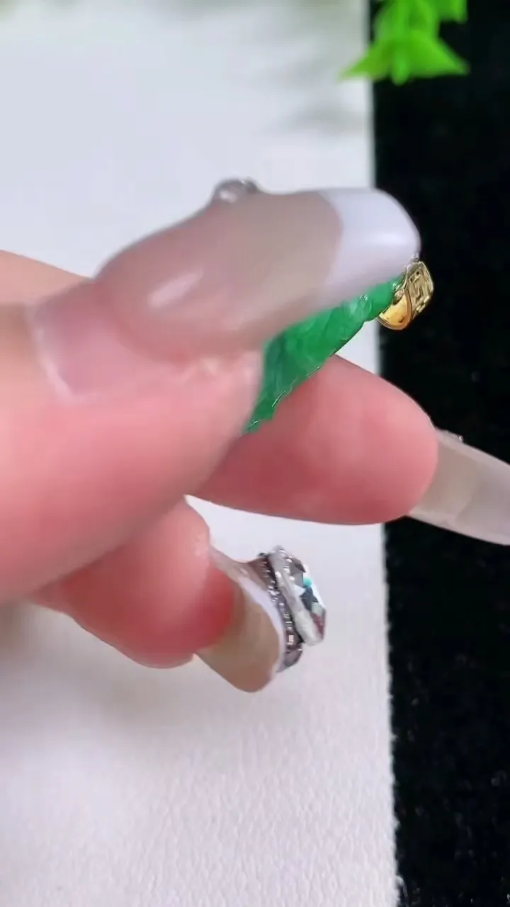 天然A货翡翠白菜吊坠，尺寸33.4-19-11，重量:10.00g
1月27日