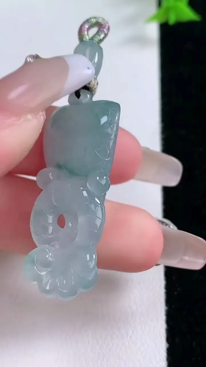 天然A货翡翠冰种飘花生肖蛇吊坠，尺寸39-15-10.7，重量:9.85g
1月27日