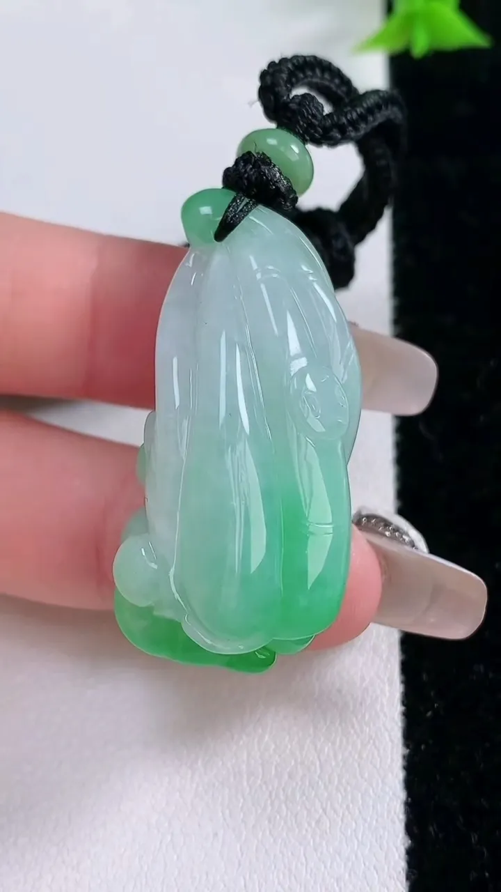 天然A货翡翠莲蓬吊坠，尺寸35.6-17-14.5，重量:20.54g
1月27日