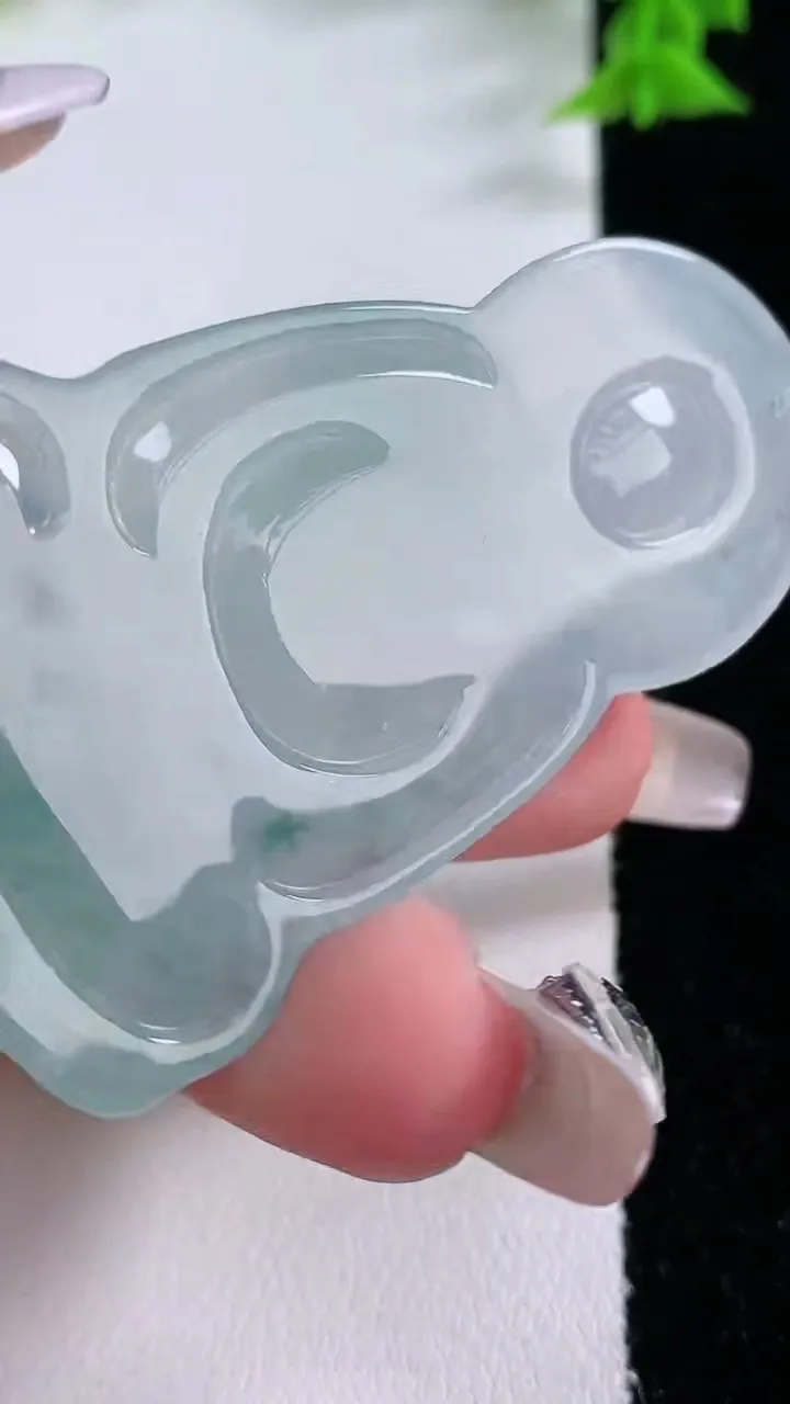 天然A货翡翠冰种飘花大日如来吊坠，尺寸57.6-35-5，重量:19.77g
1月27日