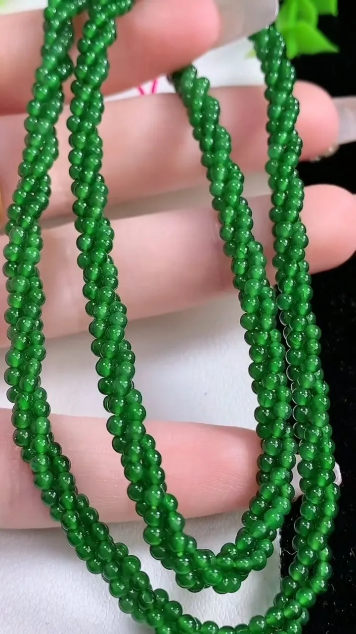 天然A货翡翠小米珠三排项链，尺寸2.5，重量:16.41g1月27日
工厂直销收藏佳品,种好水足，色泽均匀，有种有色，上手高大气！