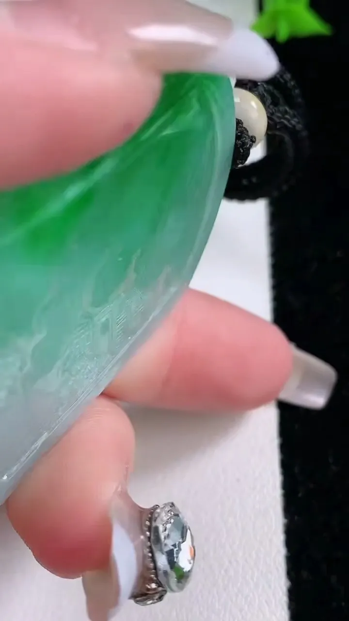 天然A货翡翠山水牌吊坠，尺寸49.8-38.2-9，重量:36.20g
1月27日