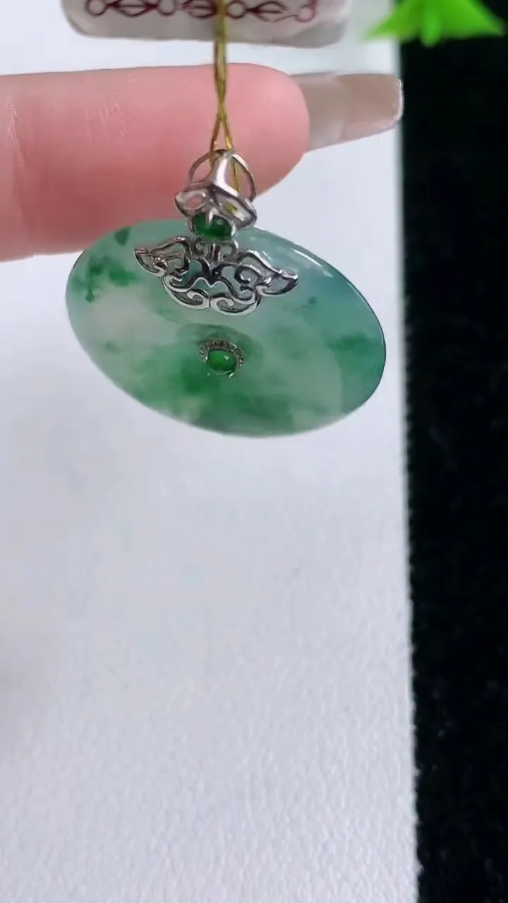 天然A货翡翠种飘花平安扣吊坠，尺寸24-5.2，重量:6.95g
1月27日