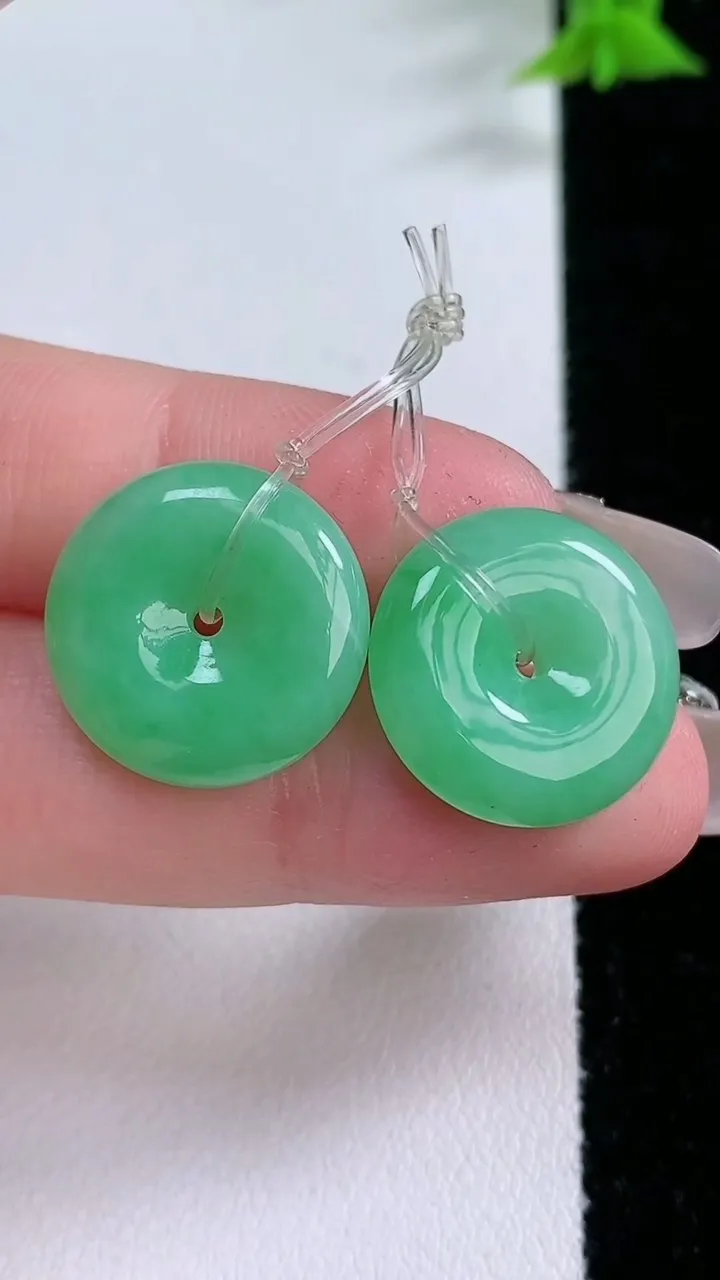 天然A货翡翠平安扣吊坠一对，尺寸17.2-4.6，重量:6.11g
1月27日