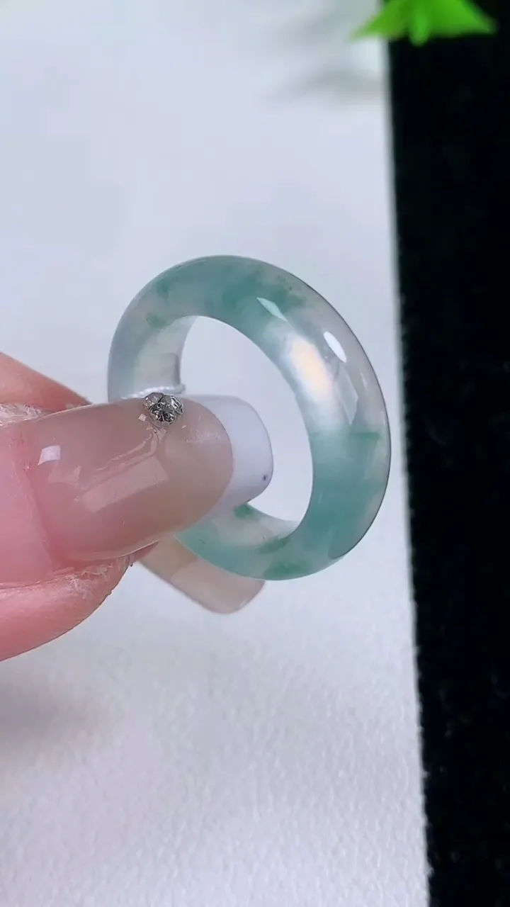 天然A货翡翠种飘花指环戒指，尺寸16.3-5.7-3.3，重量:4.15g2026年1月27日
工厂