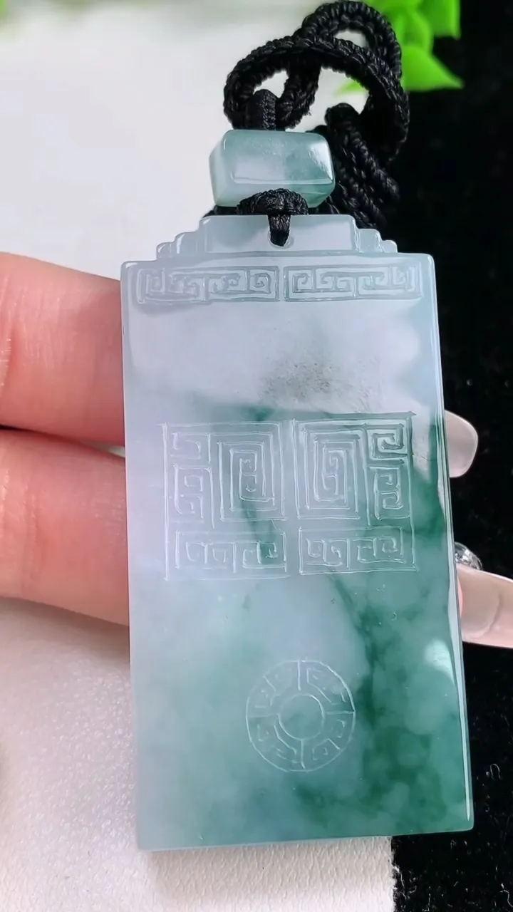 天然A货翡翠飘花仿古无事牌吊坠，尺寸57-29.6-5.7，重量:37.16g
1月27日