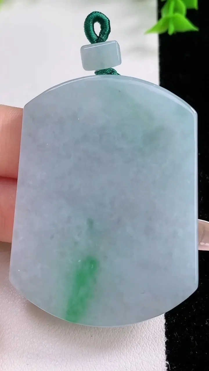 天然A货翡翠无事牌吊坠，尺寸52.3-39-5.4，重量:34.57g
1月27日