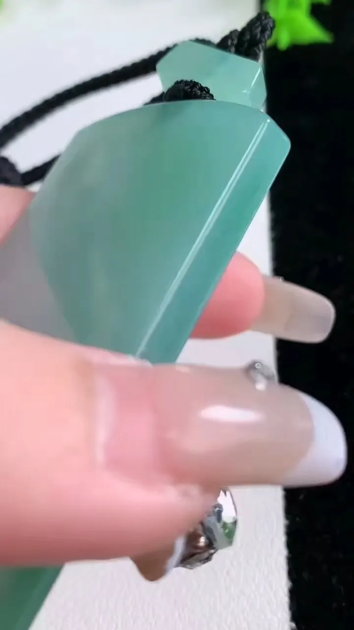 天然A货翡翠无事牌吊坠，尺寸61-40-5，重量:42.90g
1月27日