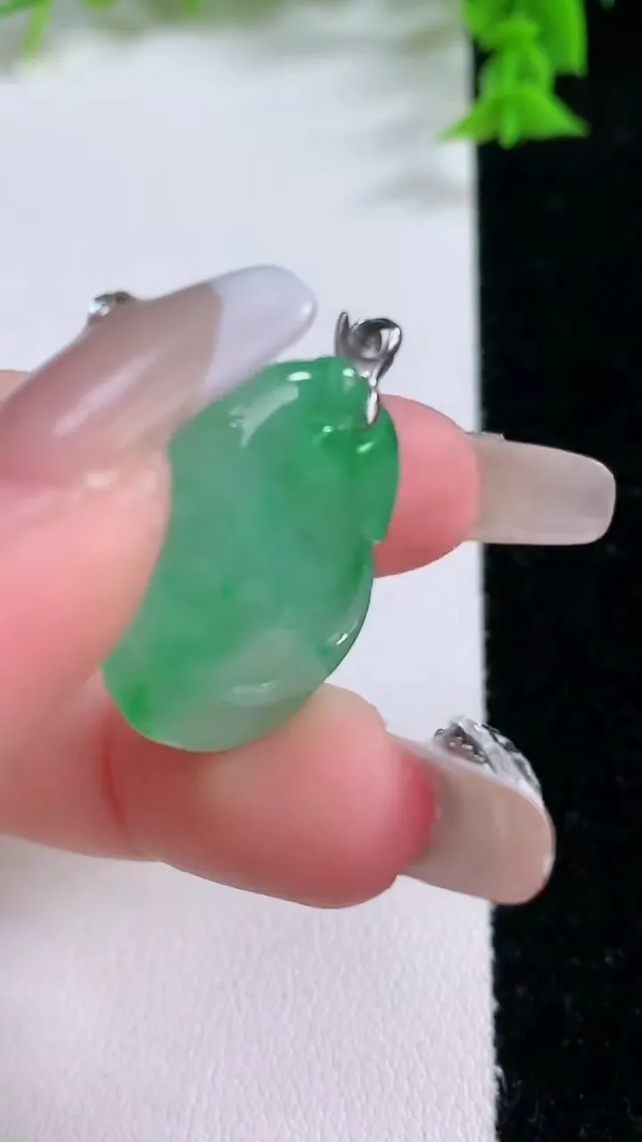 天然A货翡翠福袋吊坠，尺寸24.2-19-9.8，重量:7.19g
1月27日