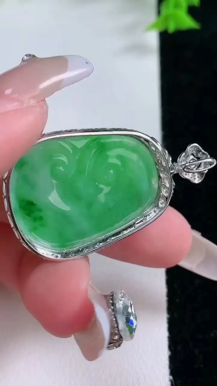 天然A货翡翠如意吊坠，尺寸40.6-22.5-5.5，裸石28.7-20.6重量:4.14g
1月27日