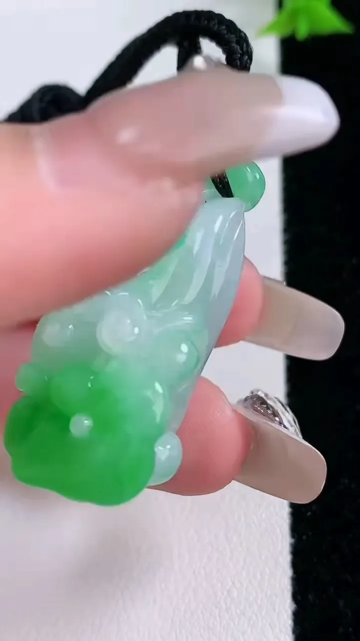 天然A货翡翠莲蓬吊坠，尺寸35.6-17-14.5，重量:20.54g
1月27日