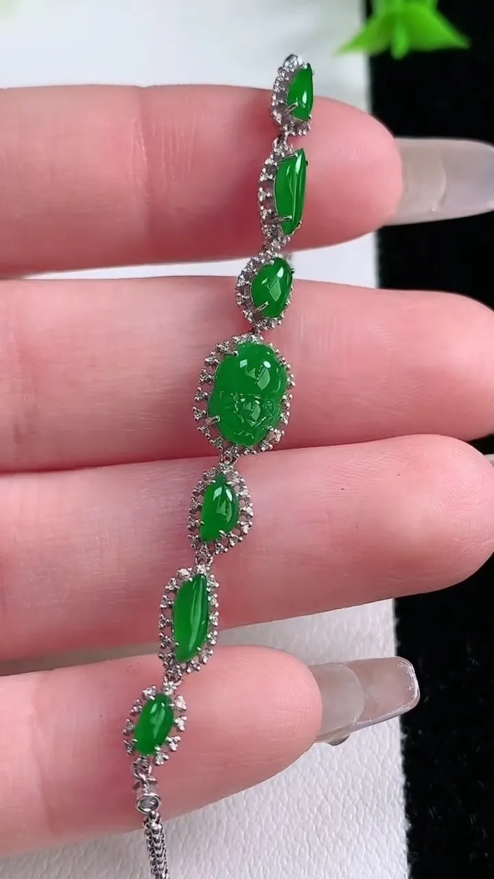 天然A货翡翠随形手链，尺寸8.4-5.7，重量:3.54g
1月27日