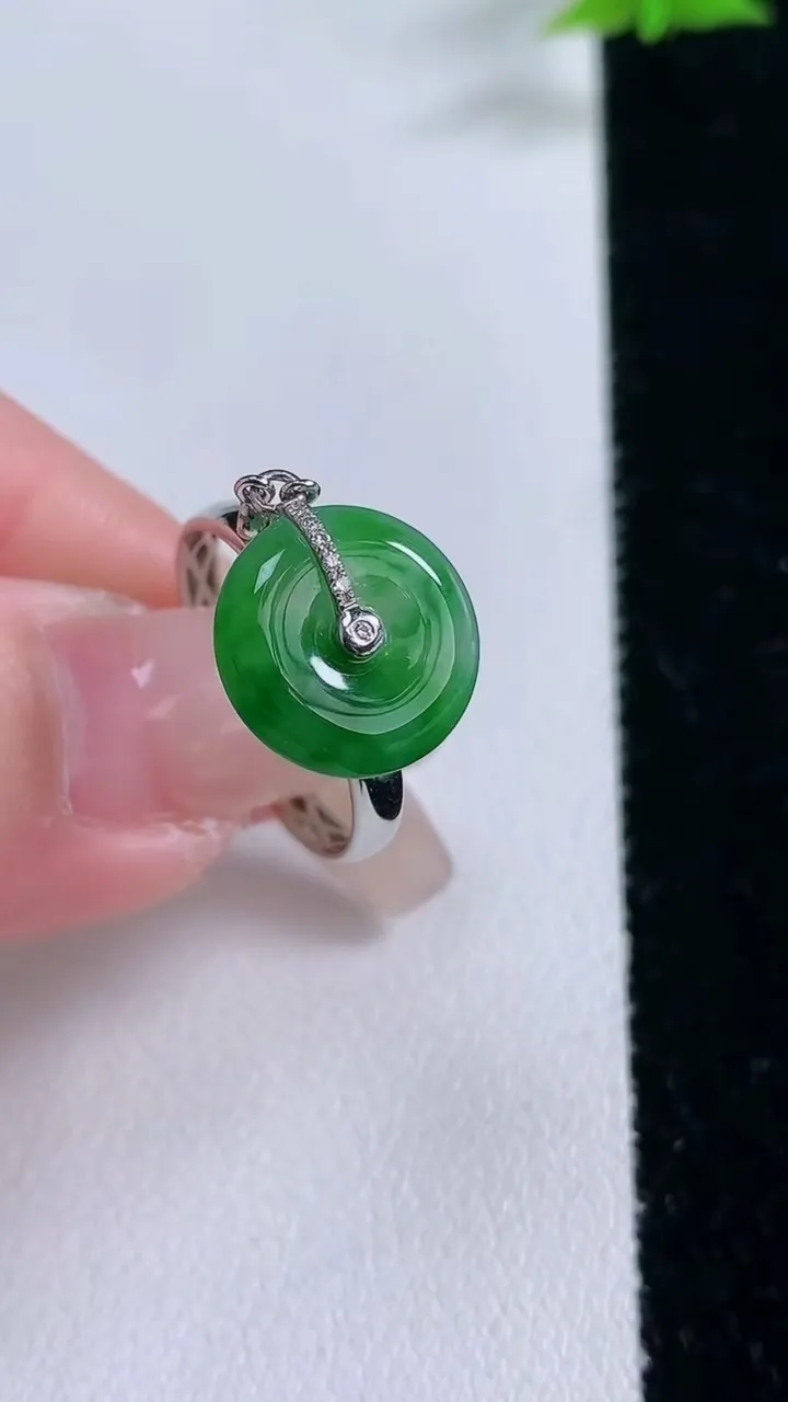 天然A货翡翠平安扣戒指，尺寸17.3-12-4.7，重量:2.43g2026年1月27日
工厂直销收藏佳品,种好水足，色泽均匀，有种有色，上手高大气！