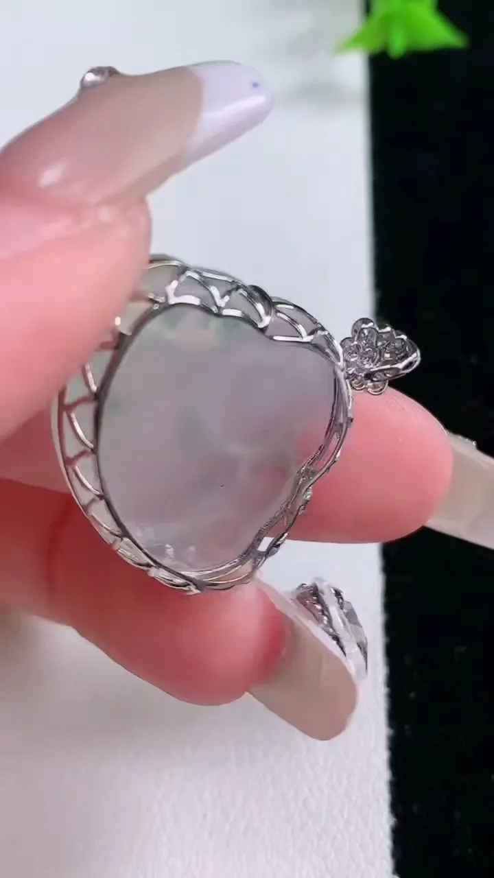 天然A货翡翠种飘花佛公吊坠，尺寸21-25-9.5，重量:5.57g
1月27日