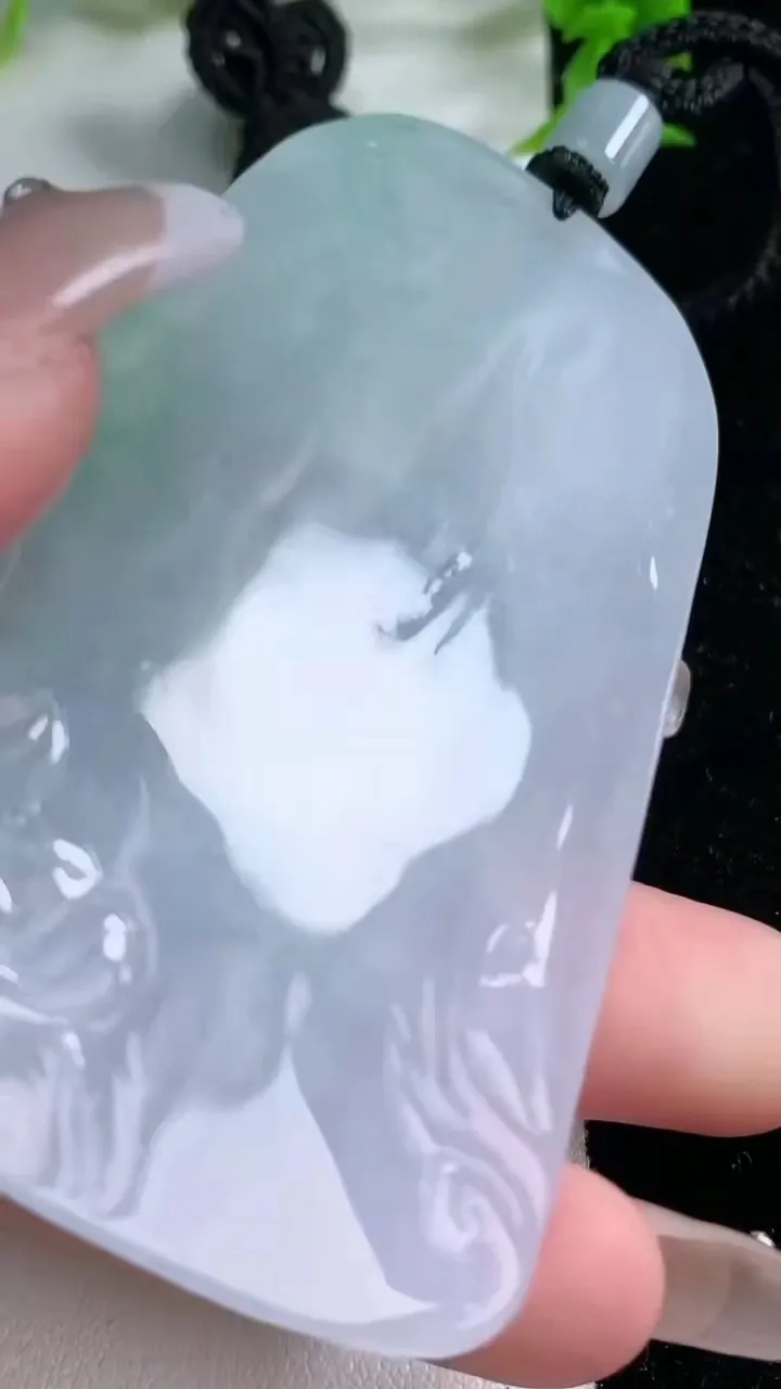 天然A货翡翠大势至菩萨吊坠，尺寸74-47-5.7，重量:56.76g
1月27日