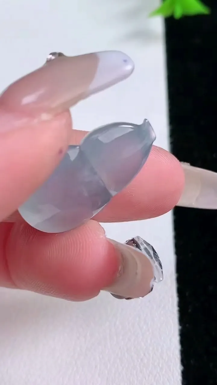 天然A货翡翠种飘花葫芦镶嵌件，尺寸23.3-16.6-8.6，重量:4.96g
1月27日