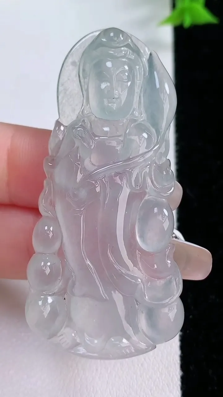 天然A货翡翠种白冰大势至菩萨吊坠，尺寸58.5-26.8-6.3，重量:18.63g
1月27日