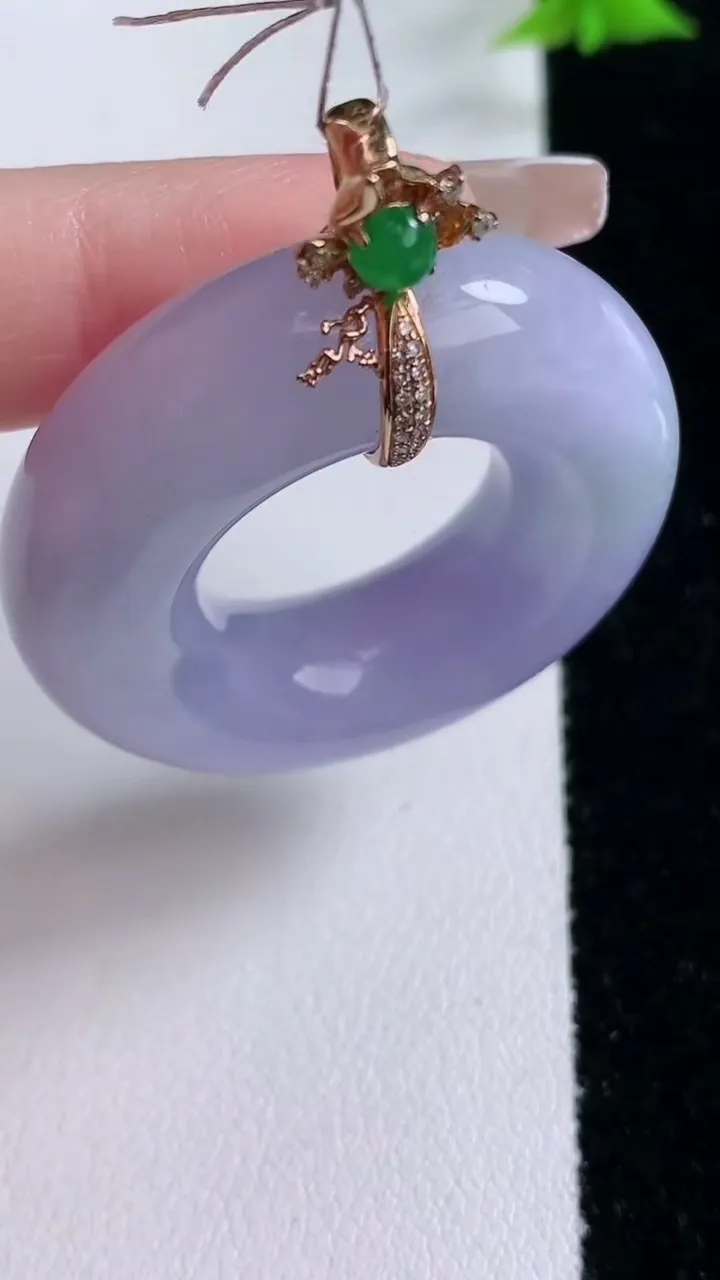 天然A货翡翠18K金紫罗兰平安环吊坠，尺寸38-11，重量:27.57g
1月27日