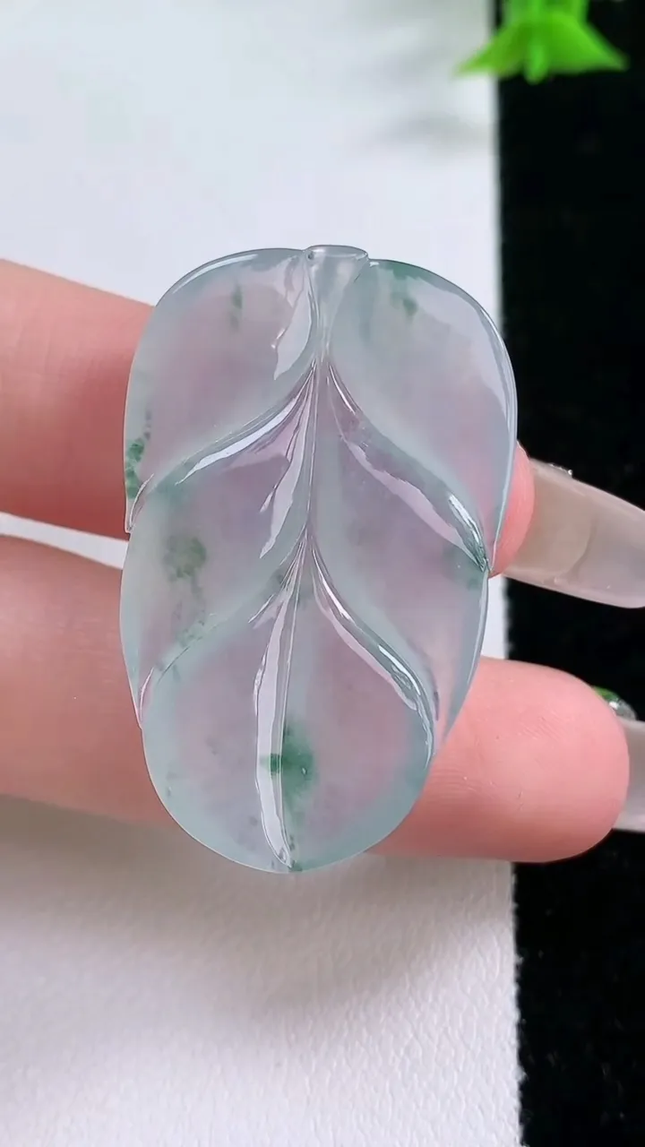 天然A货翡翠冰种飘花金枝玉叶 叶子吊坠，尺寸38.2-23.7-4.2，重量:8.00g
1月27日