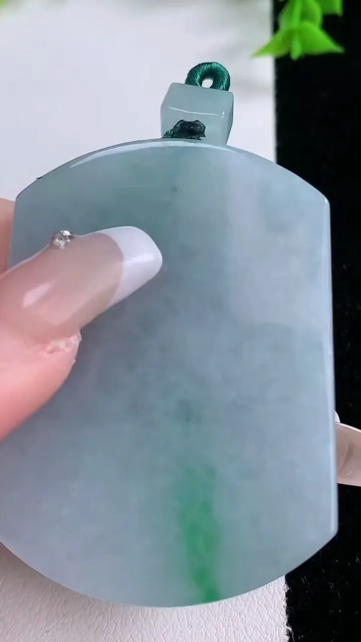 天然A货翡翠无事牌吊坠，尺寸52.3-39-5.4，重量:34.57g
1月27日