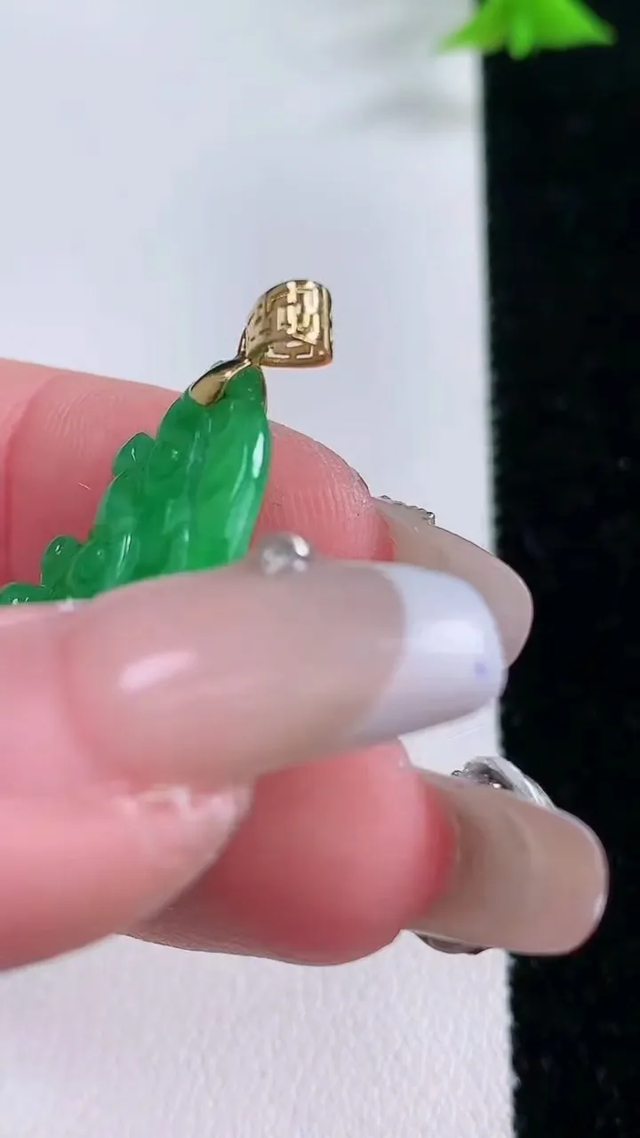 天然A货翡翠白菜吊坠，尺寸30.7-15.2-9.7，重量:6.04g
1月27日