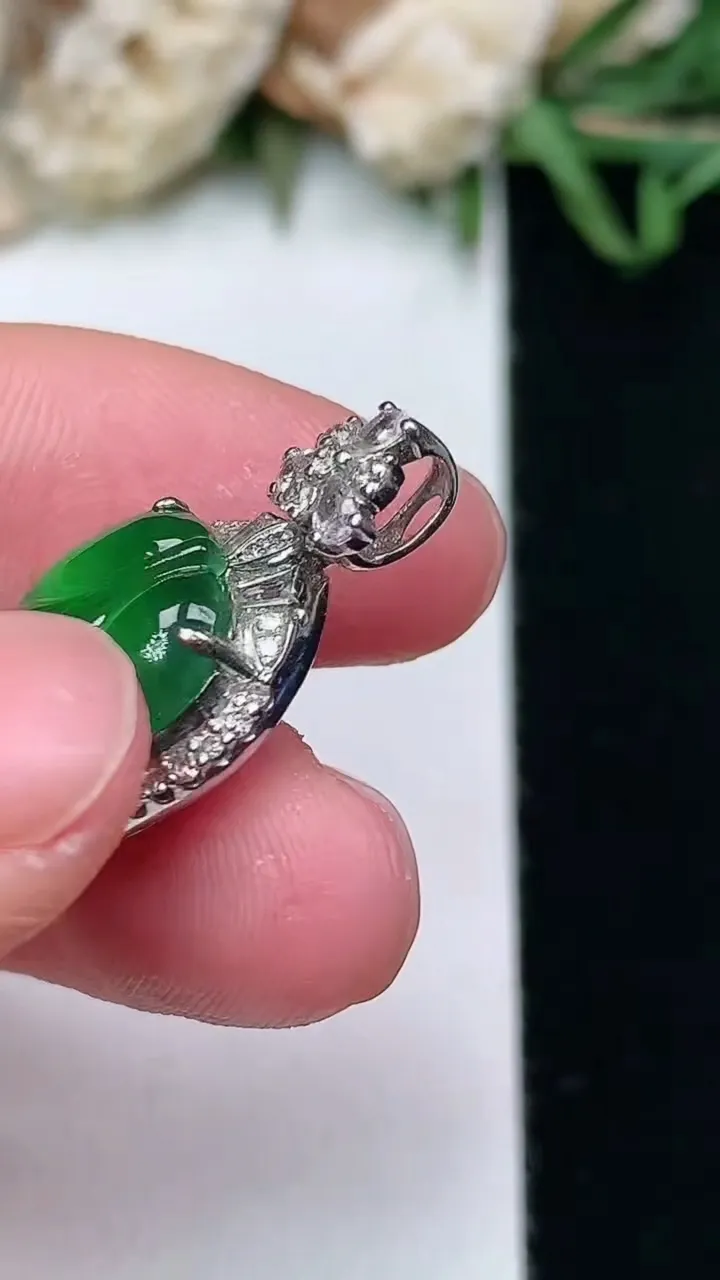 天然A货翡翠金枝玉叶 叶子吊坠，尺寸27.9-13-7.3，裸石17.8-11，重量:4.32g
1月27日