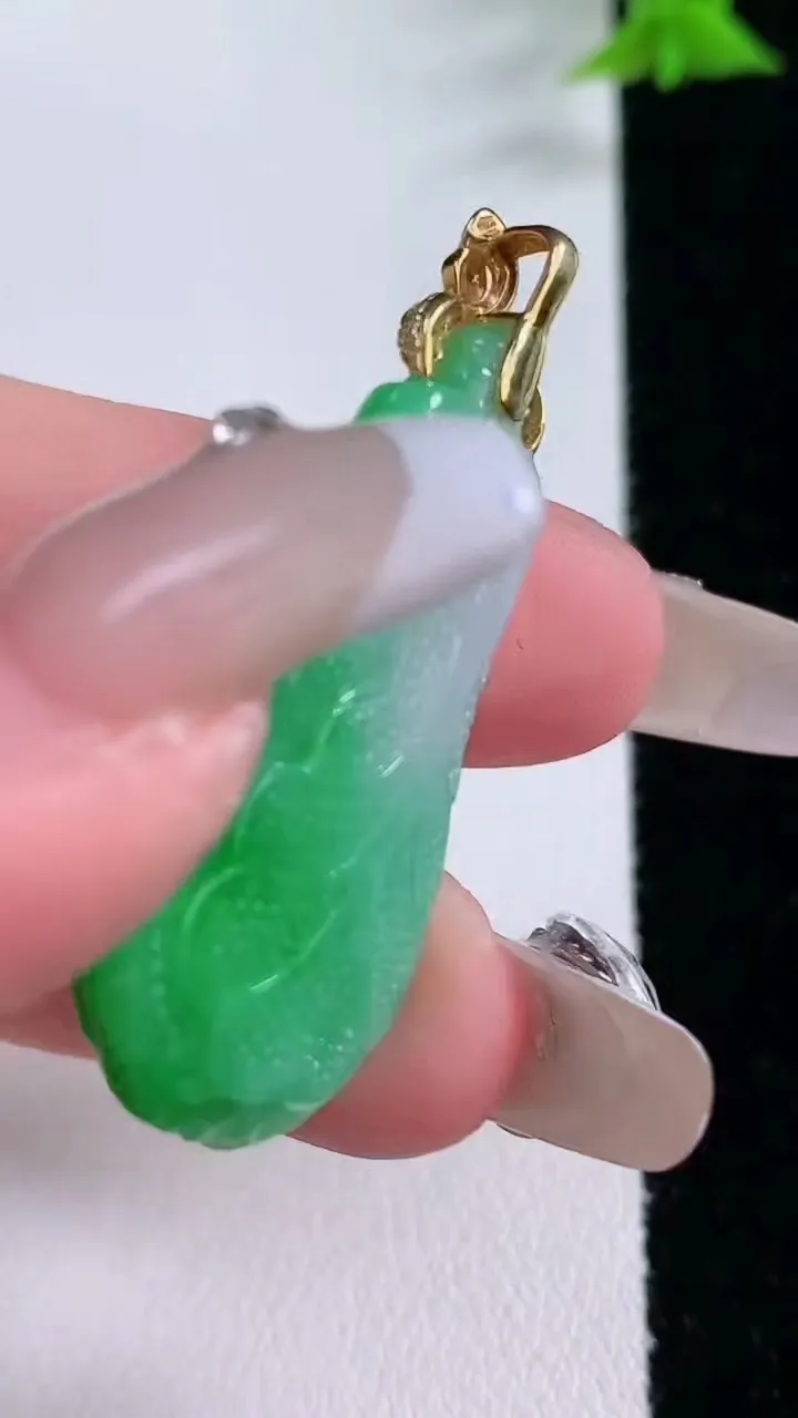 天然A货翡翠白菜吊坠，尺寸32.8-18.4-9.4，重量:9.06g
1月27日