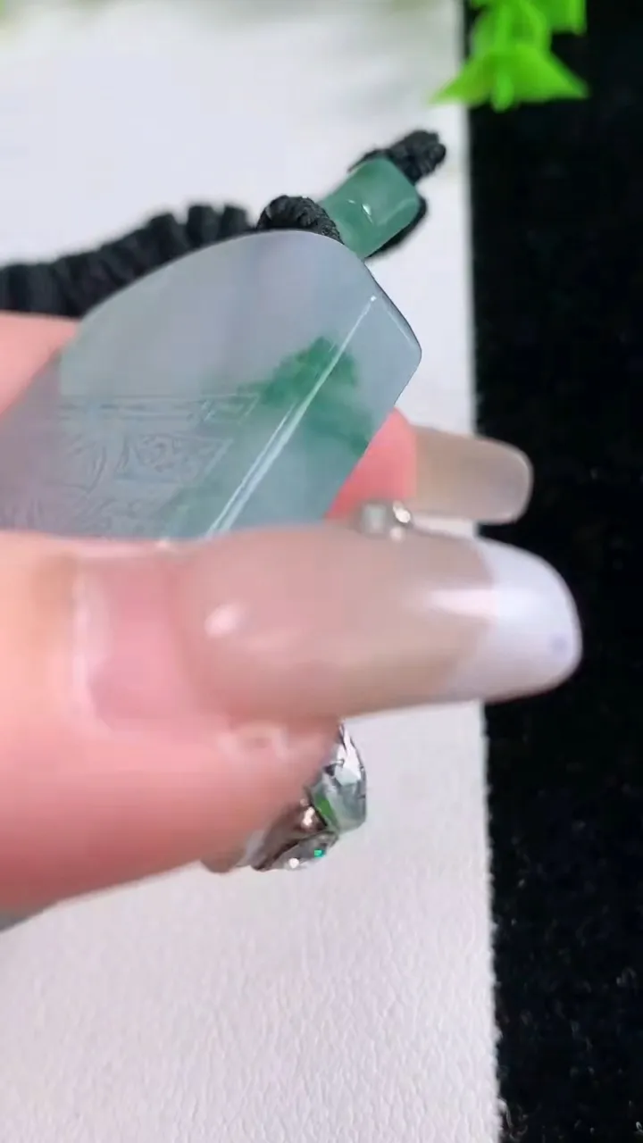 天然A货翡翠飘花仿古无事牌吊坠，尺寸52.8-41.8-5.5，重量:39.82g
1月27日