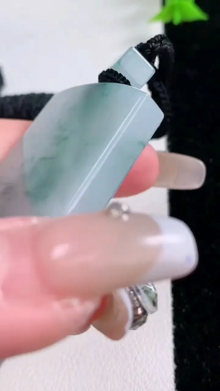 天然A货翡翠飘花无事牌吊坠，尺寸53.2-35.8-5.9，重量:38.55g
1月27日