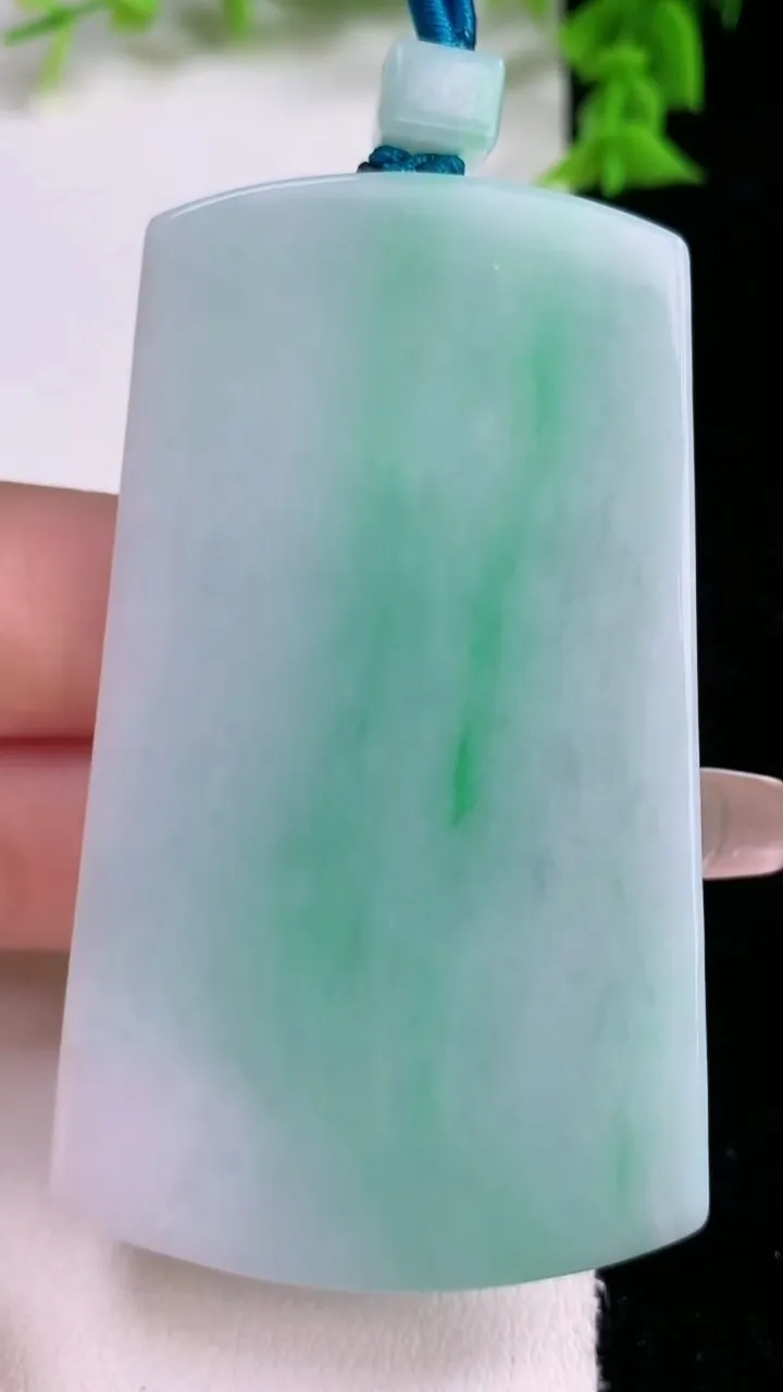 天然A货翡翠无事牌吊坠，尺寸66-38.8-5.2，重量:41.47g
1月27日