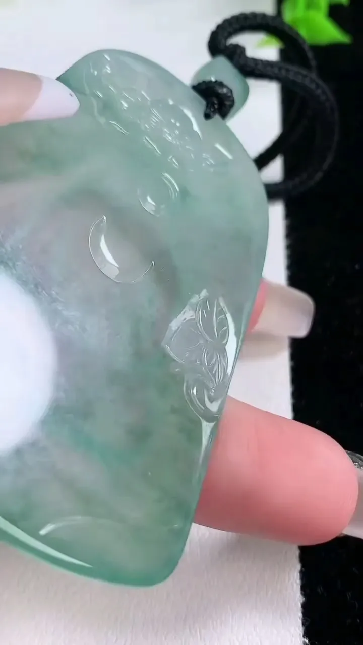 天然A货翡翠种飘花观音菩萨吊坠，尺寸66.2-43.4-4.7，重量:38.00g
1月27日