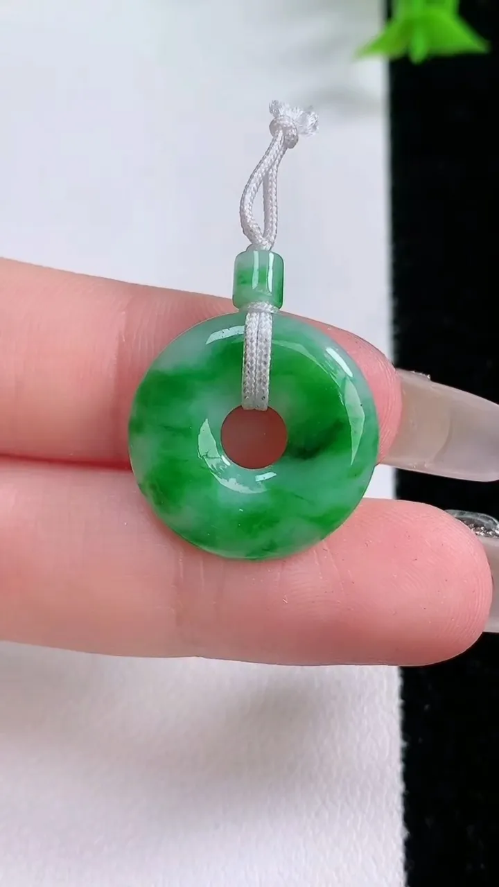 天然A货翡翠平安环吊坠，尺寸19-3.3，重量:2.60g
1月27日