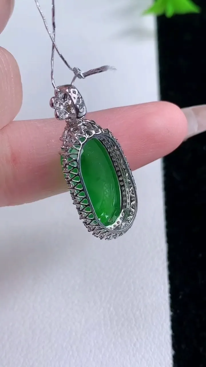 天然A货翡翠福瓜吊坠，尺寸27.3-12.3-8，裸石16.5-8重量:3.00g
1月27日