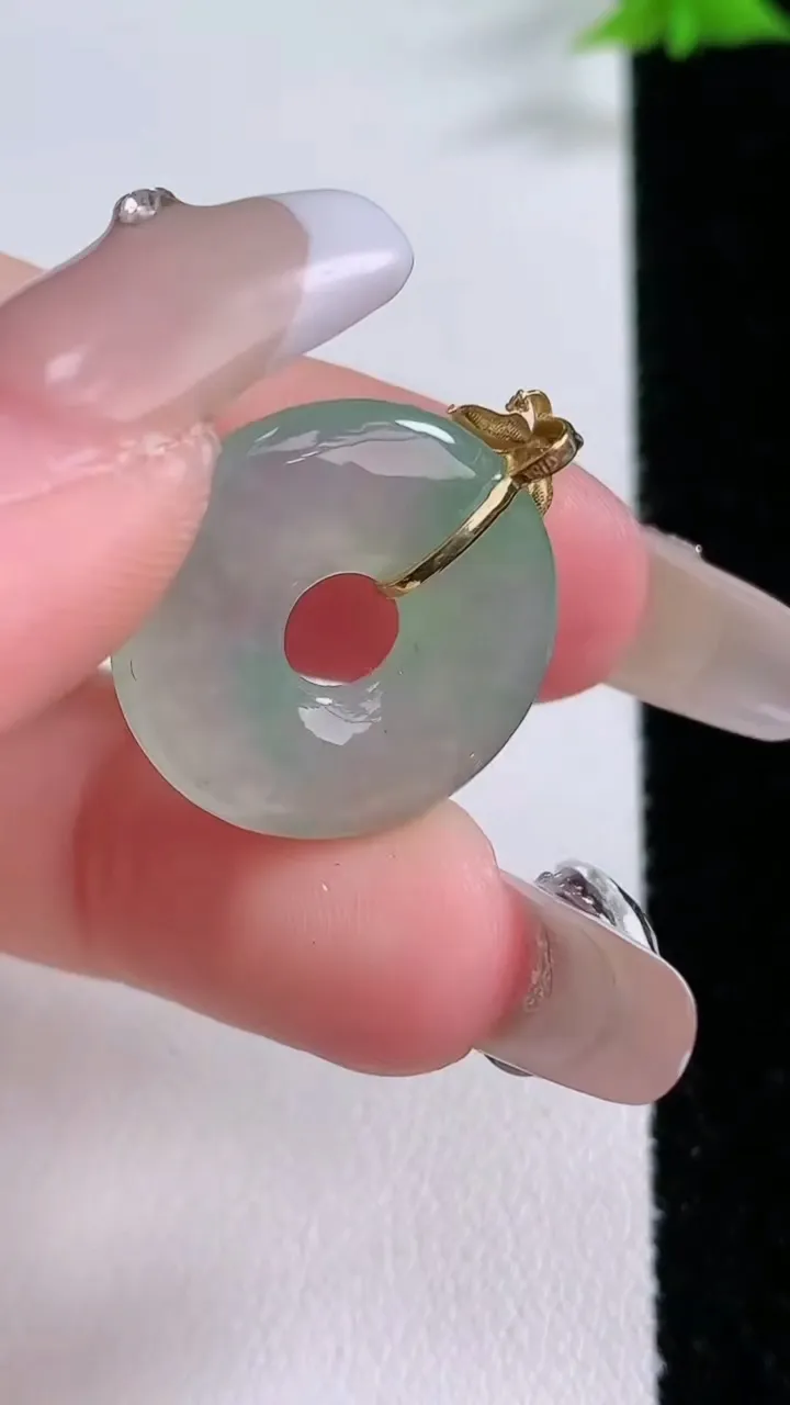 天然A货翡翠平安环吊坠，尺寸20-3.4，重量:2.94g
1月27日