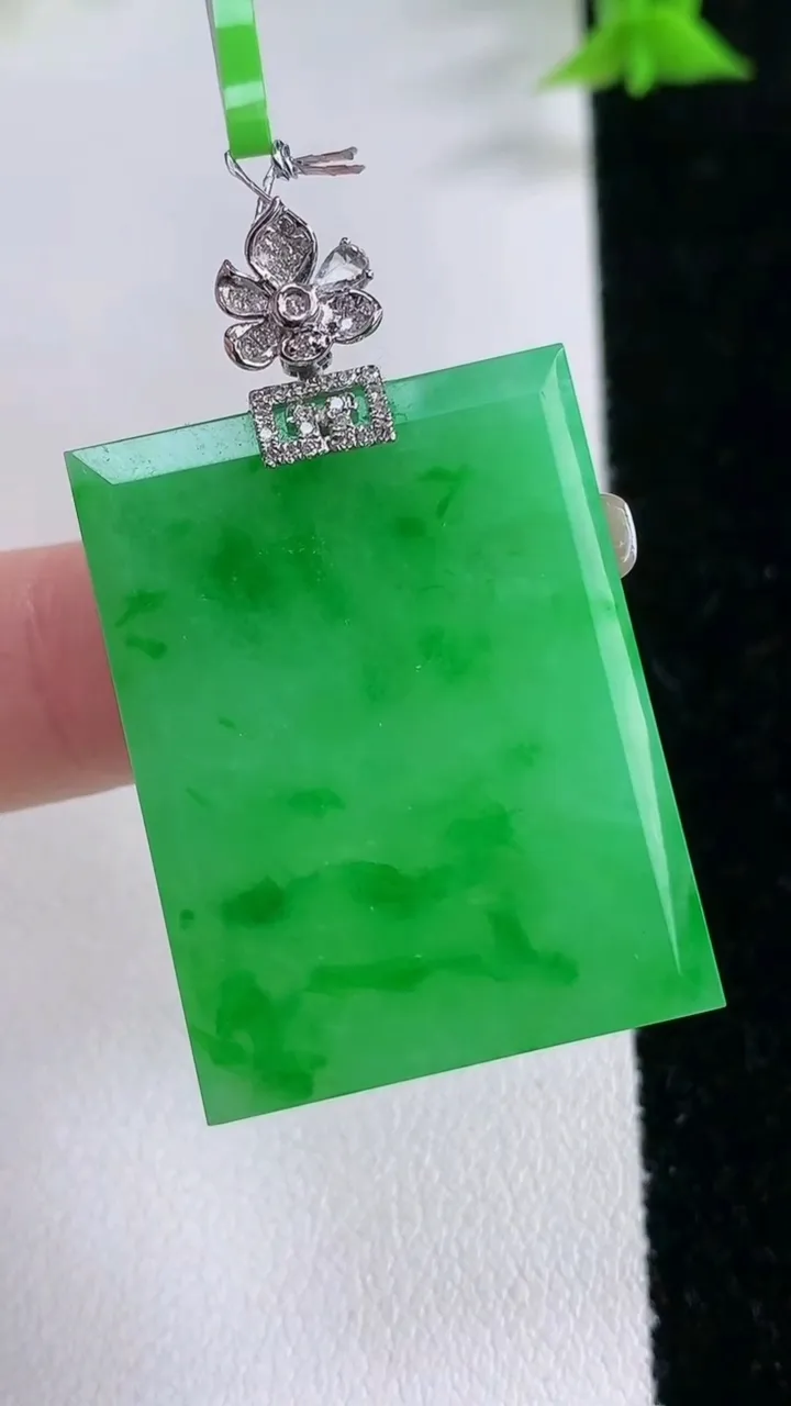 天然A货翡翠无事牌吊坠，尺寸32-24.2-3.6，重量:10.57g
1月27日