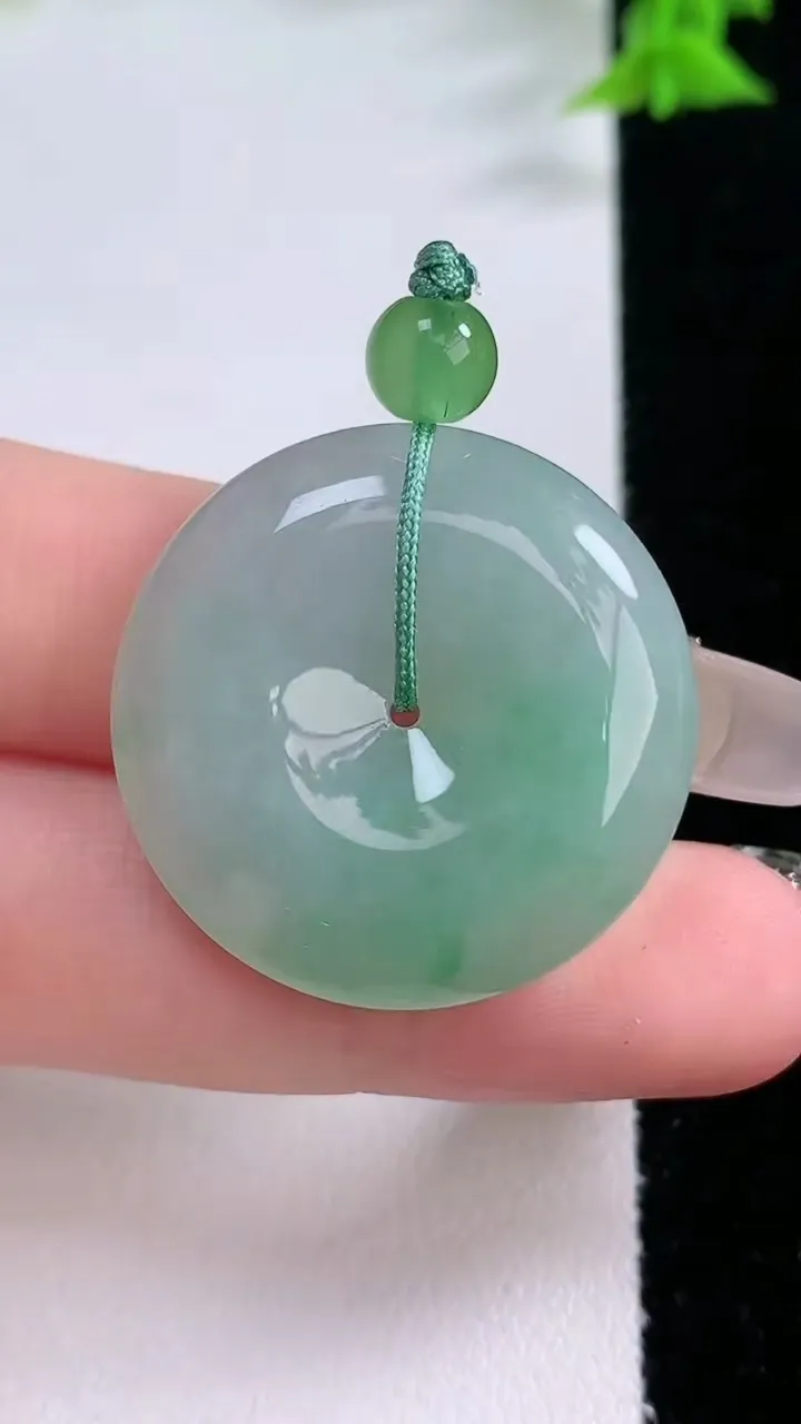 天然A货翡翠平安扣吊坠，尺寸28-6，重量:10.05g
1月27日