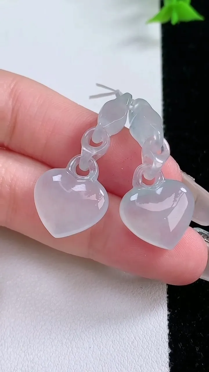 天然A货翡翠爱心吊坠一对，尺寸15.8-15.4-5.7，重量:7.26g
1月27日