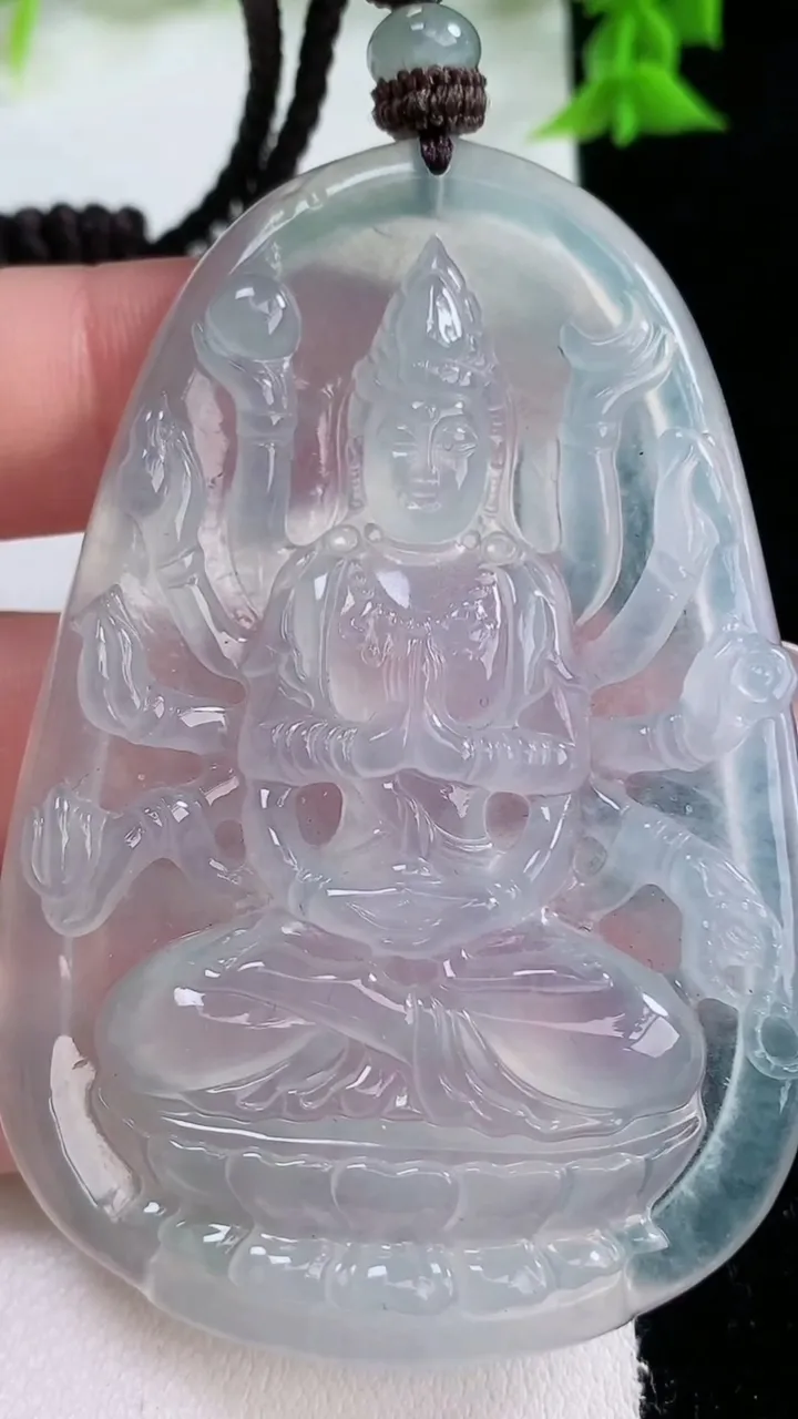 天然A货翡翠种白冰千手观音吊坠，尺寸69-46-5.7，重量:38.15g
1月27日